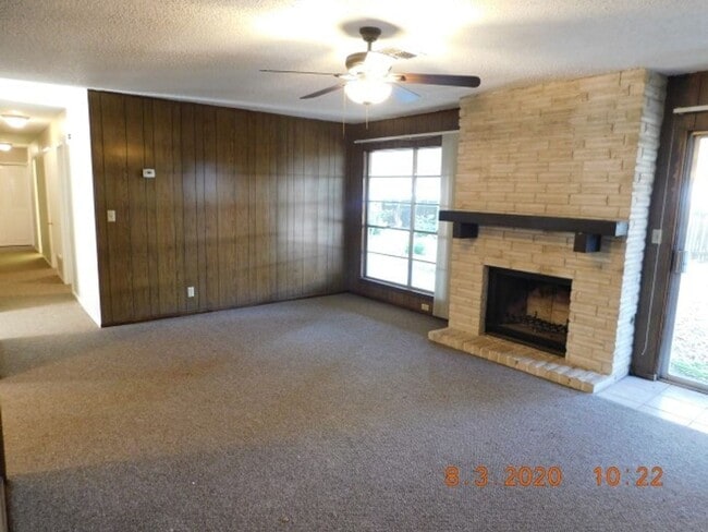 Building Photo - Spacious 4 bedroom 2 bath home in Camelot II