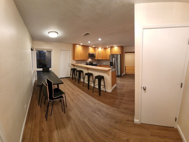 Building Photo - 5 bed 3.5 bath home close to campus!