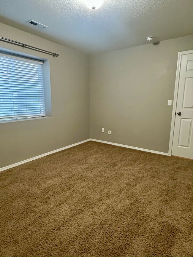 Building Photo - BEAUTIFUL 4BD HOME in MESA RIDGE with MOUN...