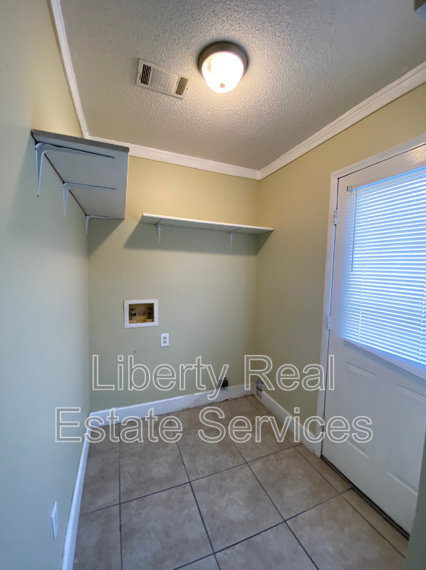 Building Photo - 137 Deerwood Ct