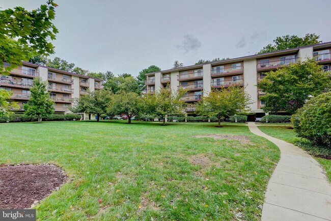 Building Photo - 7400 Lakeview Dr