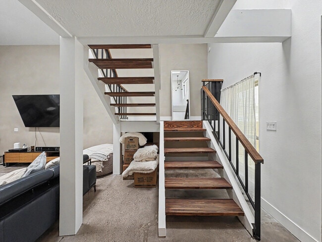 Building Photo - 9608 Merion Cir NE
