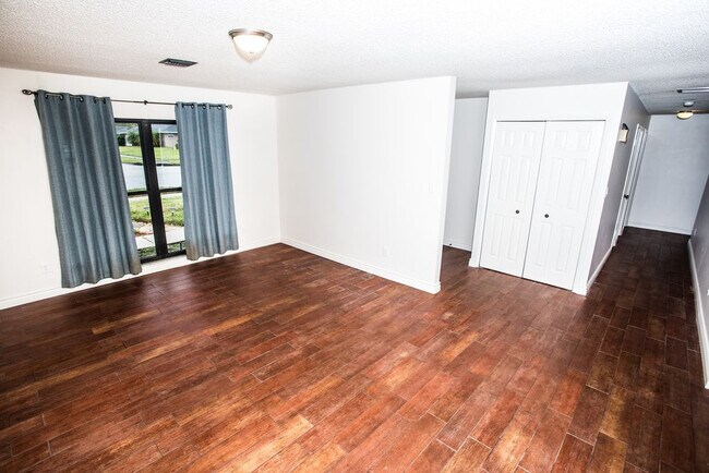 Building Photo - 3 Bedroom, 2 Bath Single Family Pool Home ...