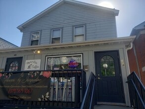 Building Photo - DOWNTOWN 4 BEDROOM DUPLEX!!!  4 bedroom duplex in DOWNTOWN IOWA CITY!