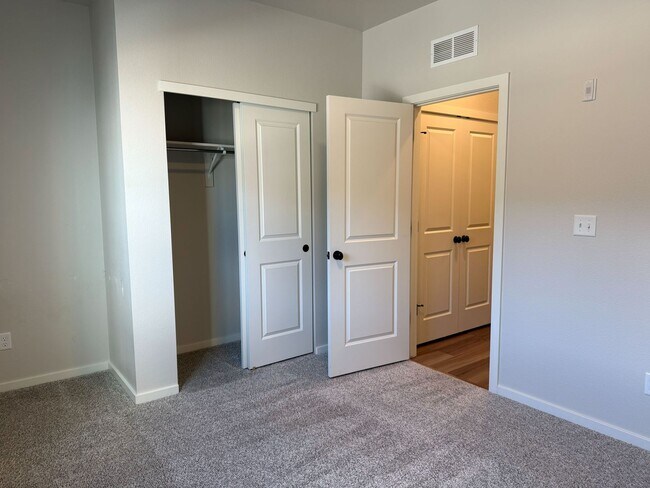 Building Photo - Beautiful Home in Windsor with Internet Included!