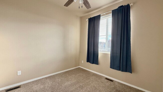 Building Photo - Modern Townhome with Mountain Views in Claremont Ranch