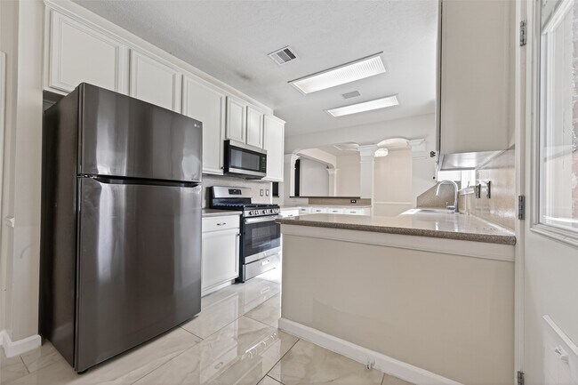 Building Photo - 6710 Creek Village Dr