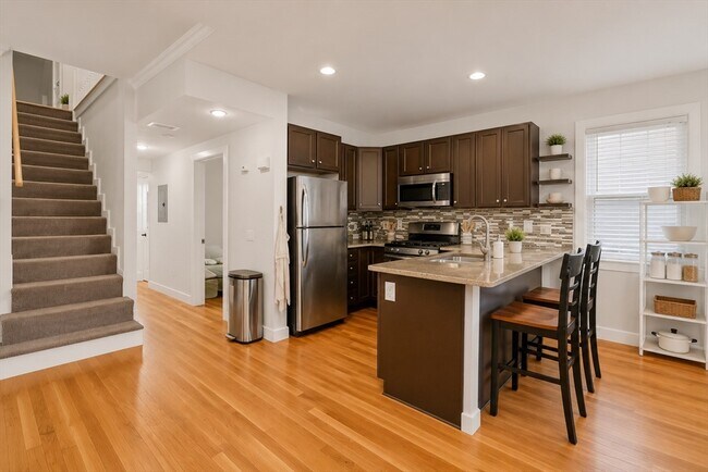 Building Photo - 66 Mozart St