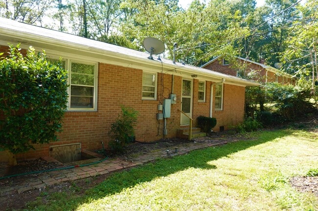 Building Photo - 104 Vanderbilt Rd