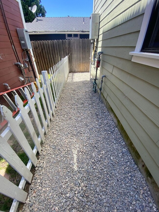 Building Photo - Studio townhouse with attached garage close to Downtown SLO