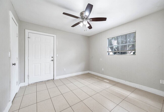 Building Photo - 1711 Fourcade St