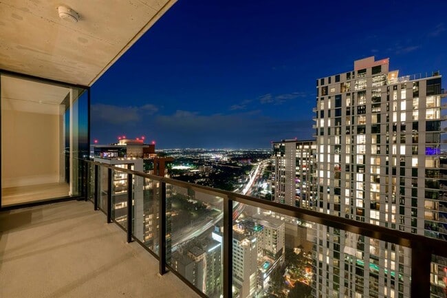 Building Photo - 610 Davis St