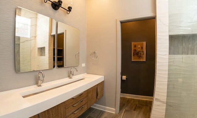 Building Photo - 2140 W Schiller St