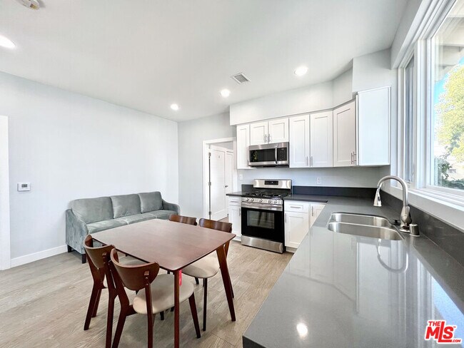 Building Photo - 2641 S Budlong Ave