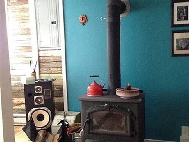 Building Photo - Cozy 3-Bedroom Home with Private Yard in L...