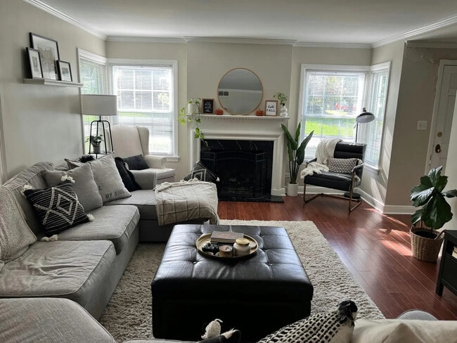 Building Photo - 203 E Oak Ave