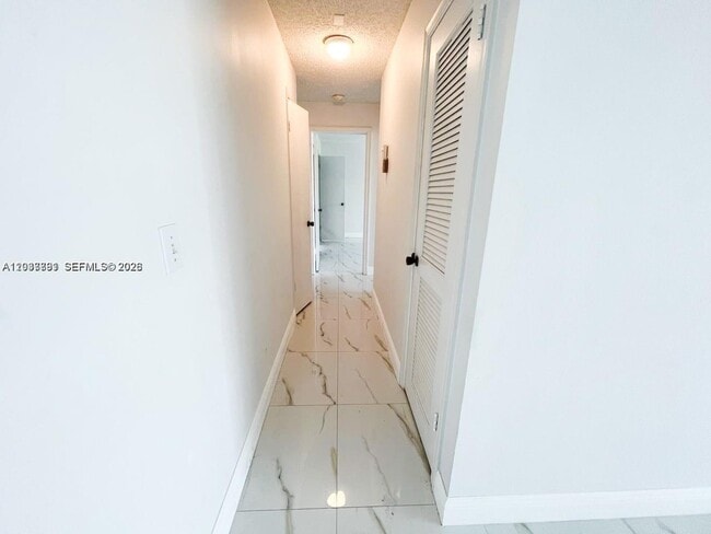Building Photo - 6395 Bay Club Dr