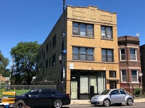 Building Photo - 4810 W Armitage Ave