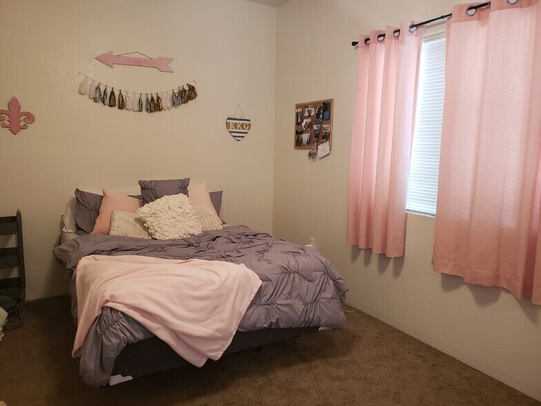 Spacious bedrooms - 530 E Linden St