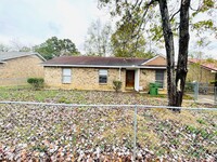 Building Photo - ** 3 Bed 2 Bath located in Regency Park **...