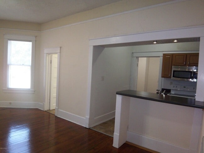 Building Photo - 705 E 5th St