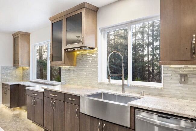 Building Photo - Immaculately maintained rambler in Sammamish with huge yard!!