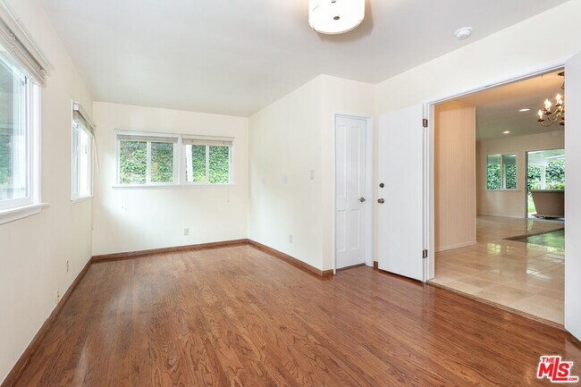 Building Photo - 1117 Roscomare Rd