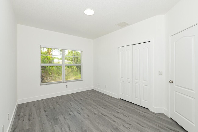 Building Photo - 3929 Sabal Way