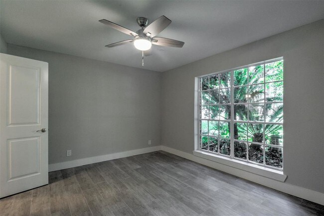 Building Photo - 915 Brook Forest Dr