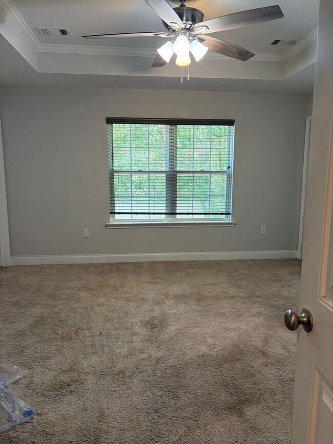 Building Photo - AVAILABLE NOW! (Pet Friendly)