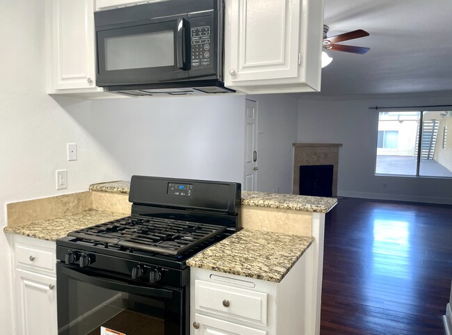 Building Photo - Beautiful 2 Bed/2 Bath with Hardwood Floors, Central Air Conditioning, Stainless Steel Appliances...