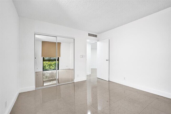 Building Photo - 20400 W Country Club Dr