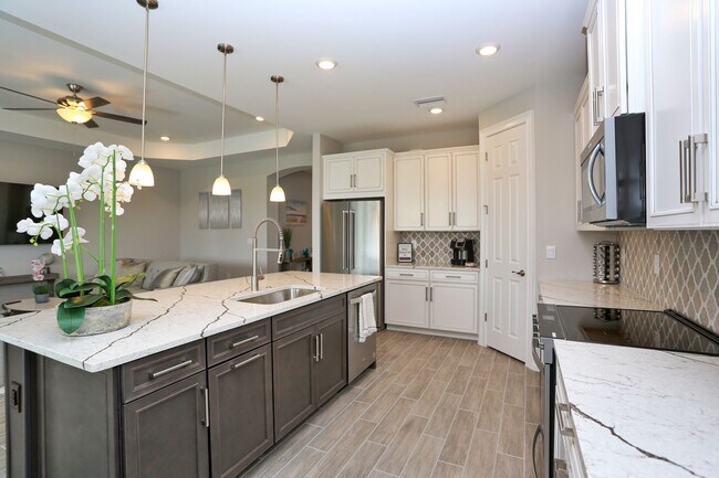 Building Photo - **Brand New, Bright & Beautiful Bonita Spr...