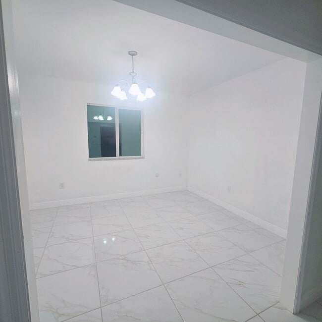 Building Photo - MUST SEE -2/2/1+OPEN DEN-DUPLEX IN GREENBR...