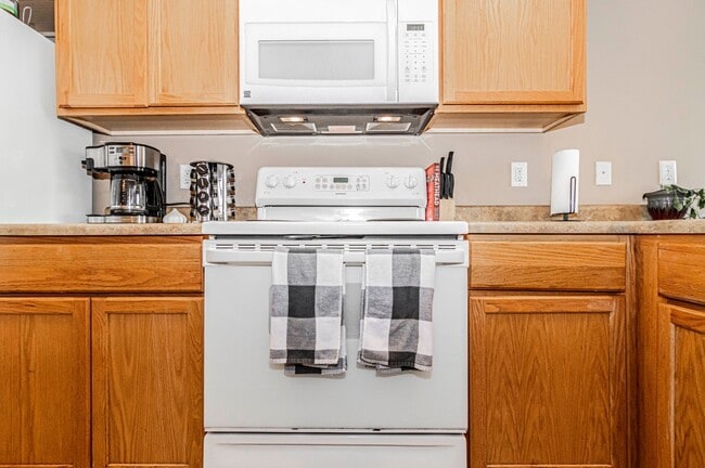Building Photo - Spacious Home Close to Fort Riley!