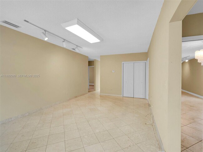 Building Photo - 1109 Biarritz Dr