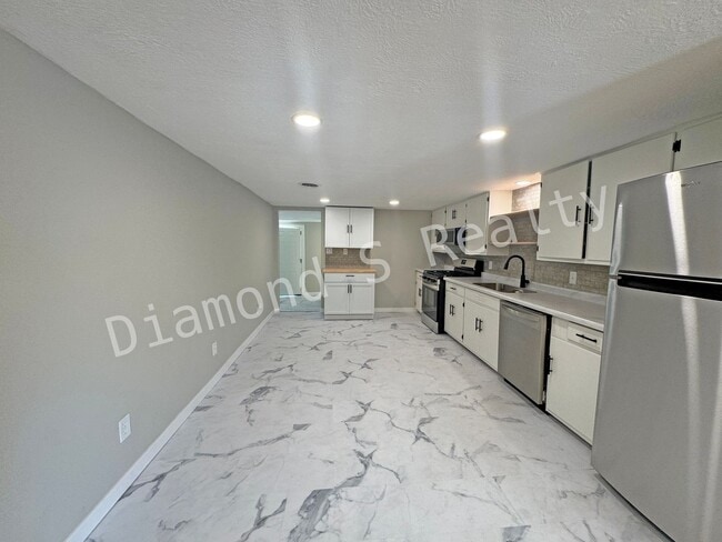 Building Photo - Charming and Clean 2 Bedroom Home Availalbe!