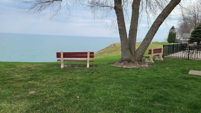 Building Photo - Lakeview Townhomes