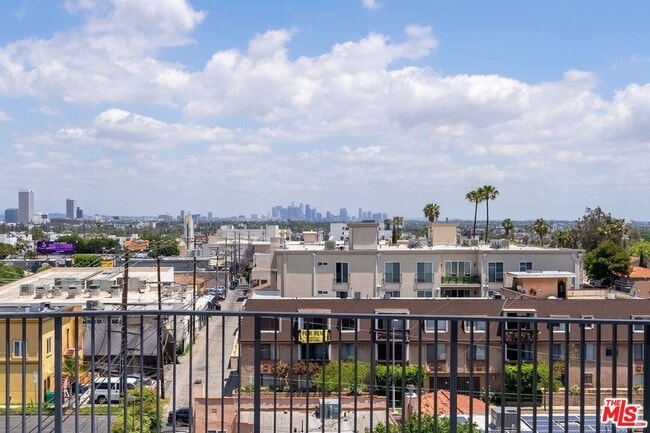 Building Photo - 1413 S Doheny Dr