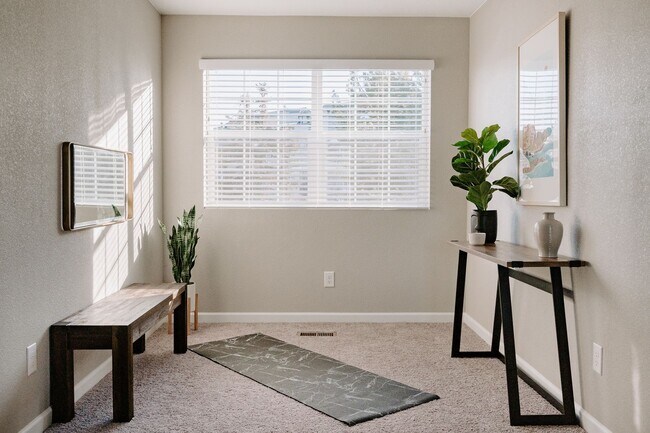Building Photo - Gorgeous Townhome near Edgewater!