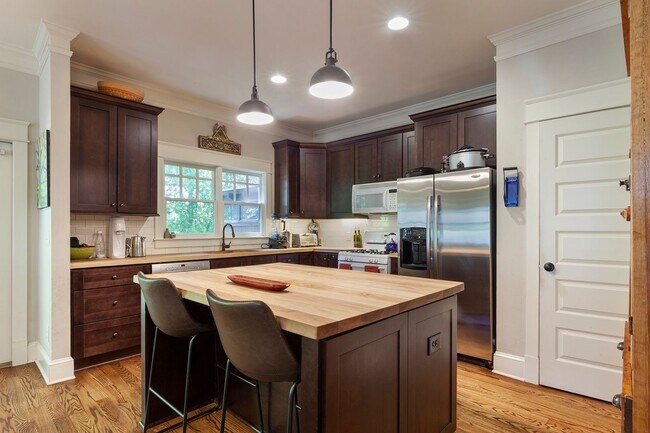 Building Photo - Beautiful 4/4 Plus Office, 4 Blocks From E...