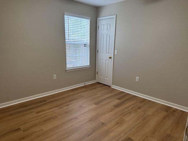 Building Photo - 355 Shady Oak Cir