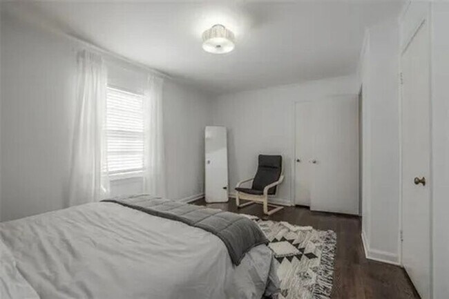 Building Photo - 4100 W 59th St