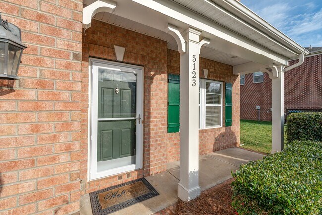 Building Photo - (Coming Soon) 5 Bedroom Brick Home in Matthews!