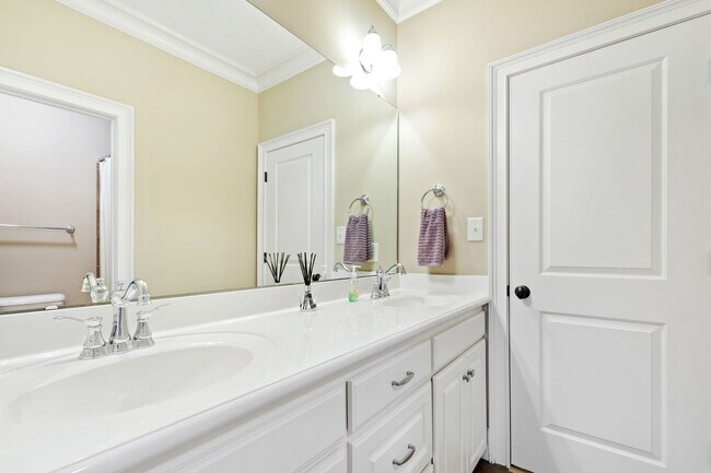 Building Photo - Elegant 5 bedroom home in Bedford!