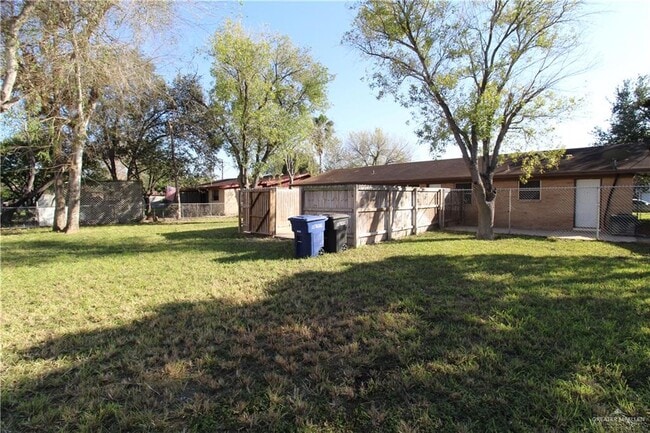 Building Photo - 206 W Esperanza Ave