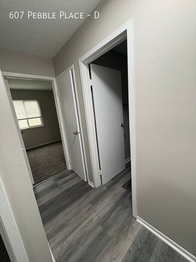 Building Photo - 607 Pebble Pl Dr