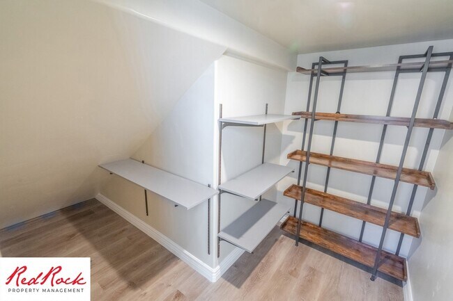 Building Photo - Stunning 4 Bedroom Home. Dog friendly!