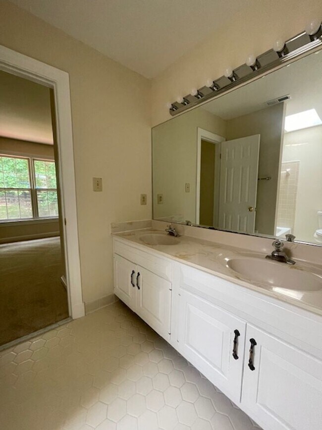 Building Photo - Spacious SF home in Potomac