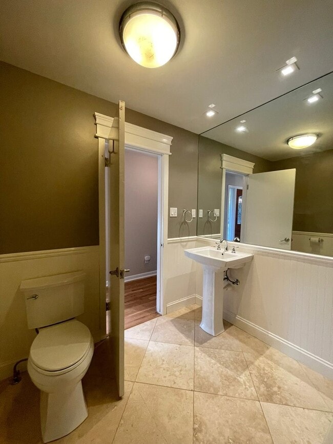Building Photo - Beautiful Three Bedroom Home